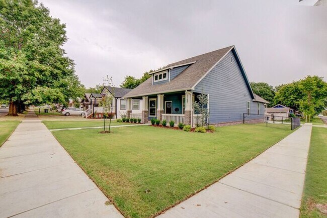 Building Photo - Unique 4/2/2 Near Downtown Tulsa!