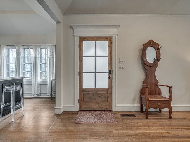 Building Photo - Stylish & Fully Furnished Home in the Hear...