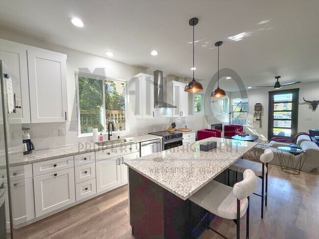 Building Photo - Beautiful Townhouse Steps From Centennial ...