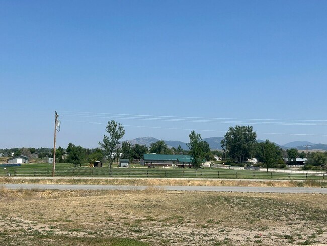Building Photo - Beautiful Home in Rural Setting