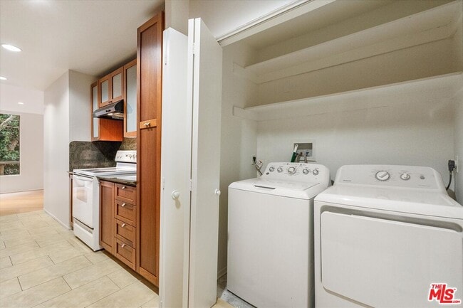 Building Photo - 429 N Oakhurst Dr