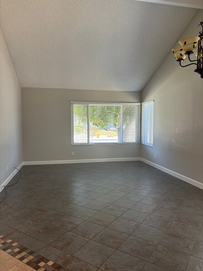 Building Photo - 3 bedroom single story near Lake Blvd