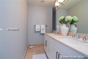 Building Photo - 302 NE 8th Ave