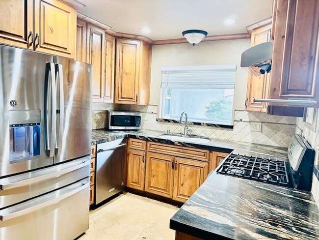 Building Photo - Move right in! This is an ideal home, gorg...