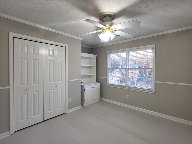 Building Photo - 2990 Riverbend Dr