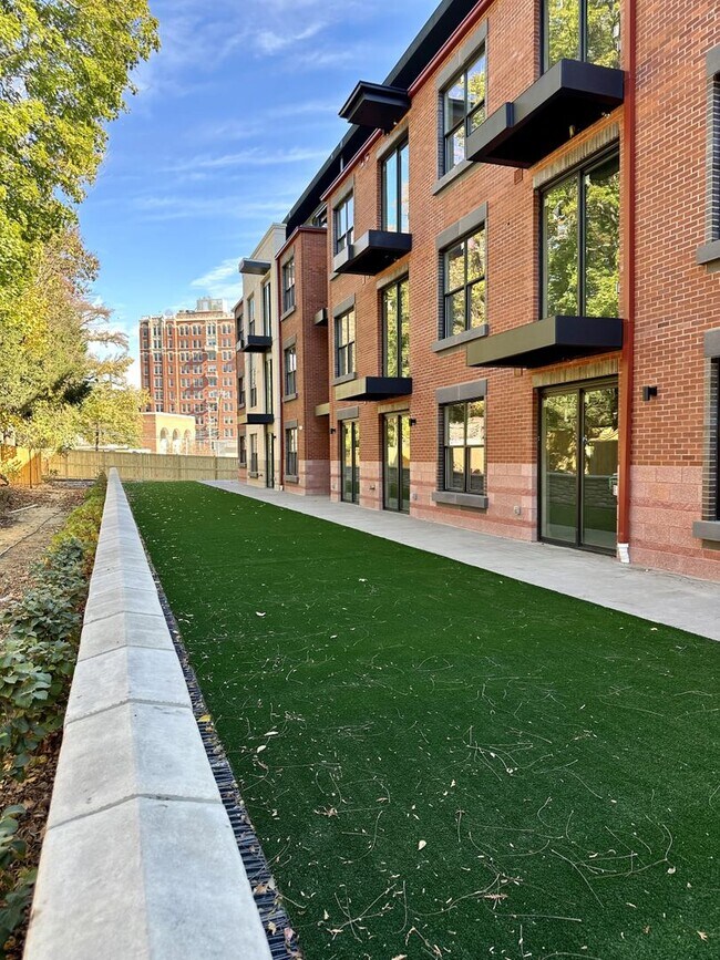 Building Photo - One Bedroom Rear Facing w Patio (1st Floor), Balcony 2 & 3