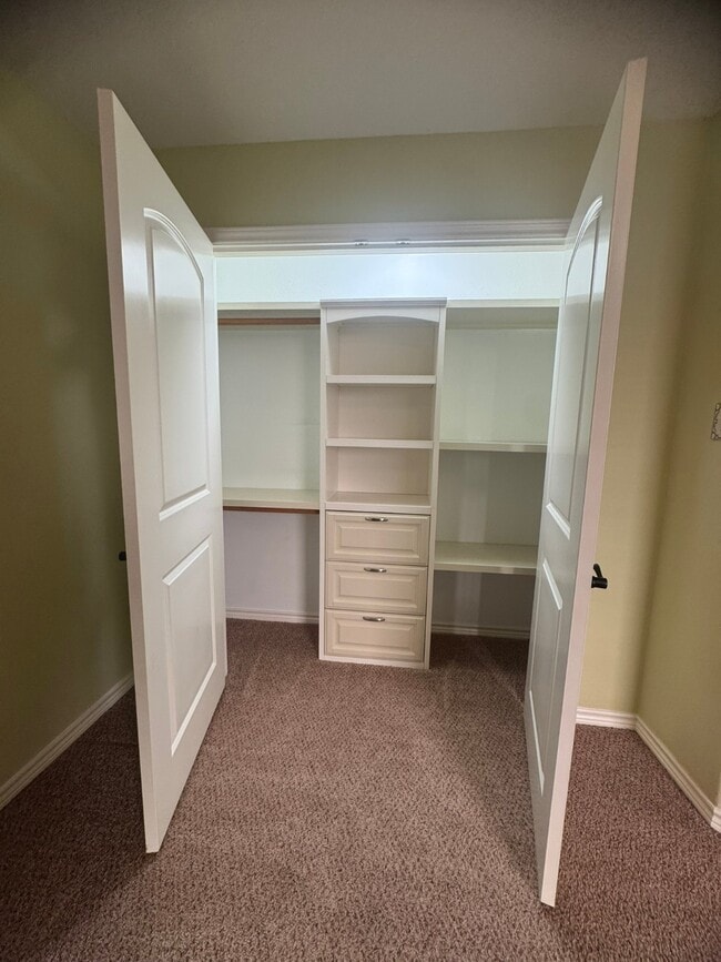 Building Photo - 34534 Lake Side Dr