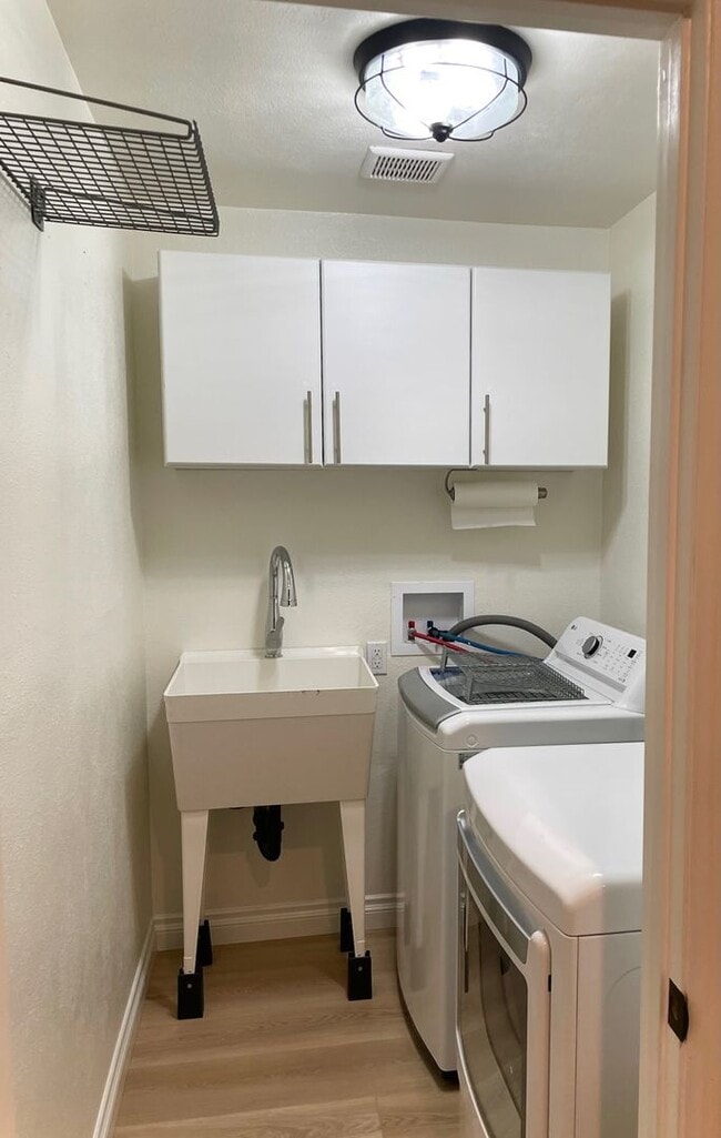 Building Photo - Nicely upgraded Townhome is East Simi