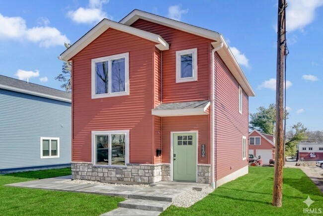 Building Photo - 1112 N Woodburn Ave