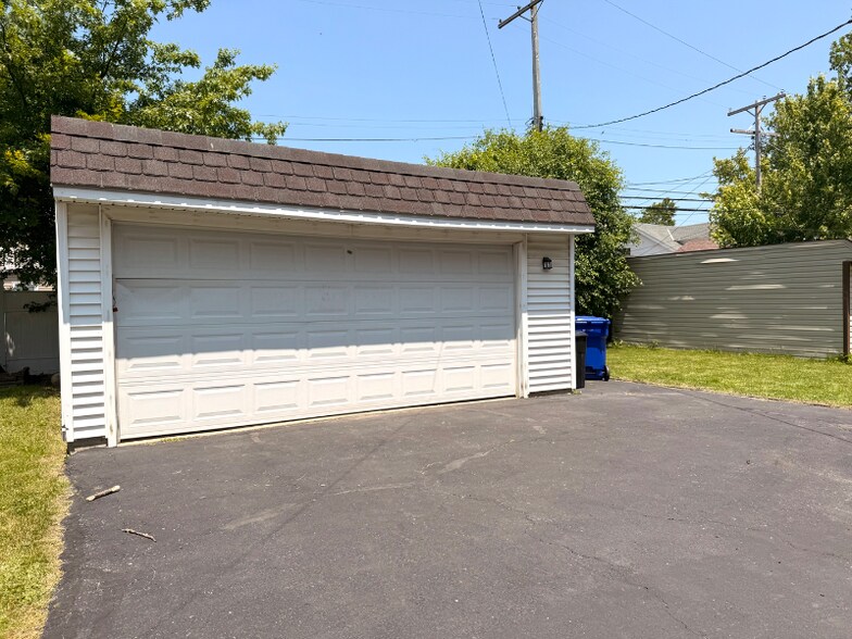 Building Photo - 13537 Cedar Rd