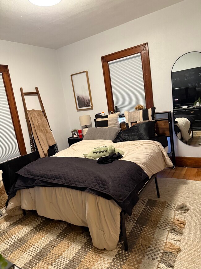 Mainfloor bedroom 2 - 670 S Governor St