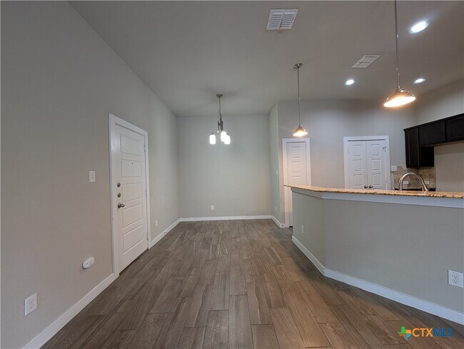Building Photo - 549 Creekside Frst