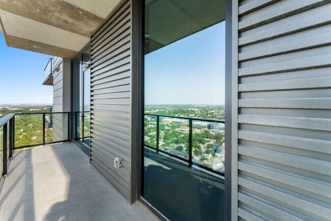 Building Photo - Luxury Condo with Skyline Views