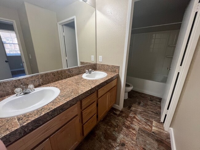 Building Photo - Cozy 2 bedroom apartment on East Palomar!