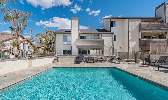 Building Photo - Discover this inviting 1-bedroom, 1-bathro...