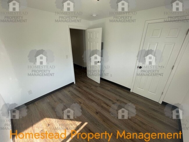 Building Photo - 595