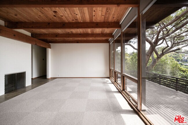 Building Photo - 2020 Mayview Dr