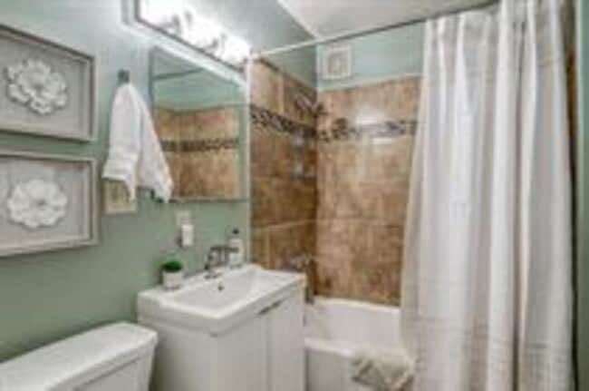Building Photo - 3402 Gillham Rd