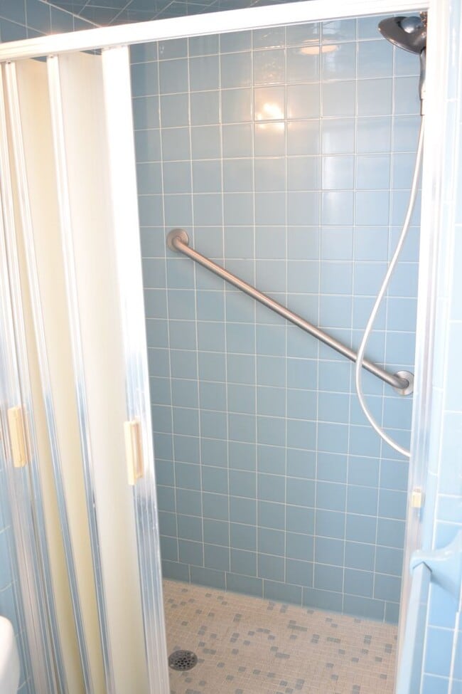 Building Photo - 4 Bed, 3 Bath Well-Located Brick Home in Lake Hickory Country Club For Rent!