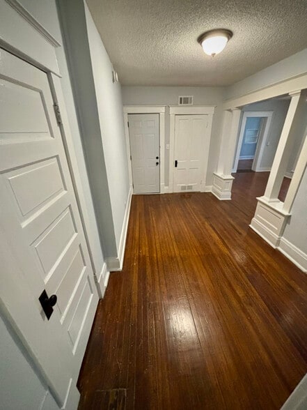 Building Photo - 407 S 12th St