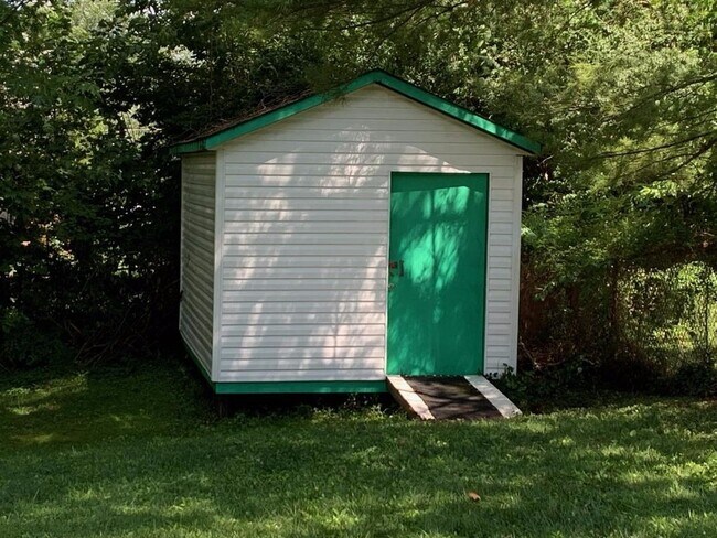 Building Photo - 2180 Townhill Rd