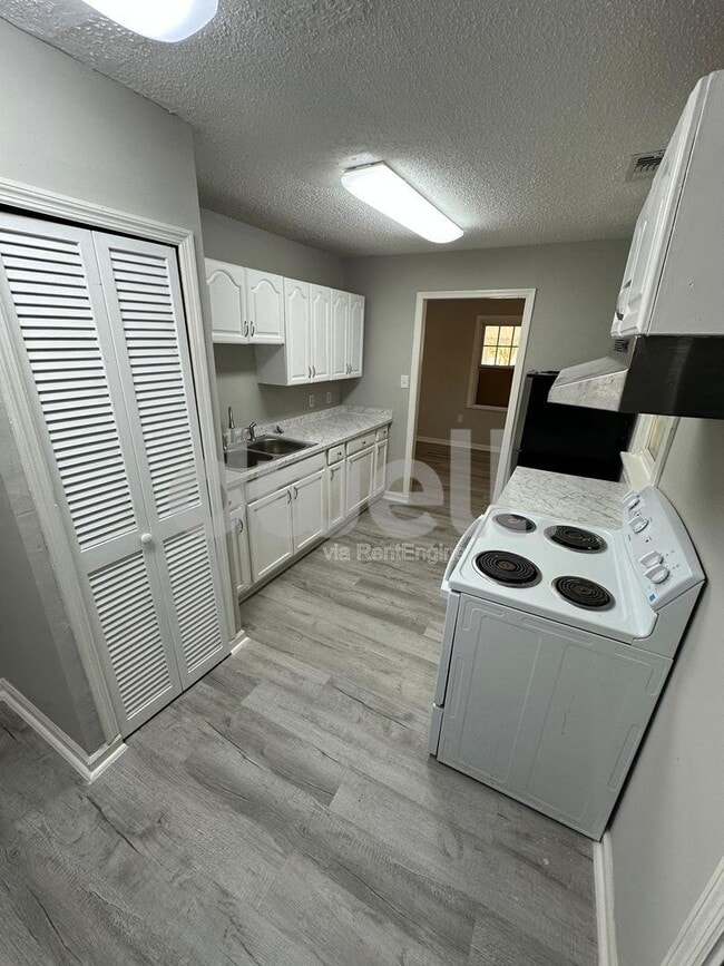 Building Photo - 2932 Abelia Dr