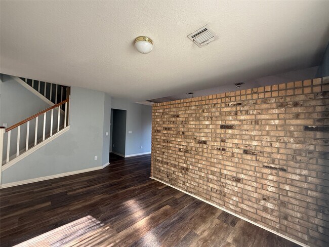 Building Photo - 523 Earls Ct Dr