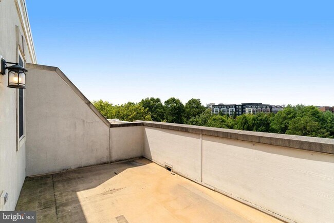 Building Photo - 906 Slaters Ln