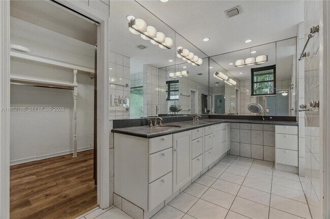 Building Photo - 17900 SW 77th Ave