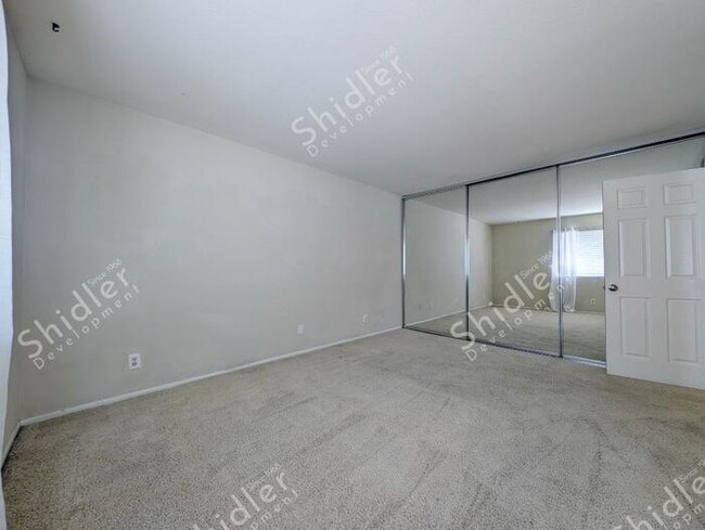 Building Photo - 2 Bed 1 Bath No one Above You
