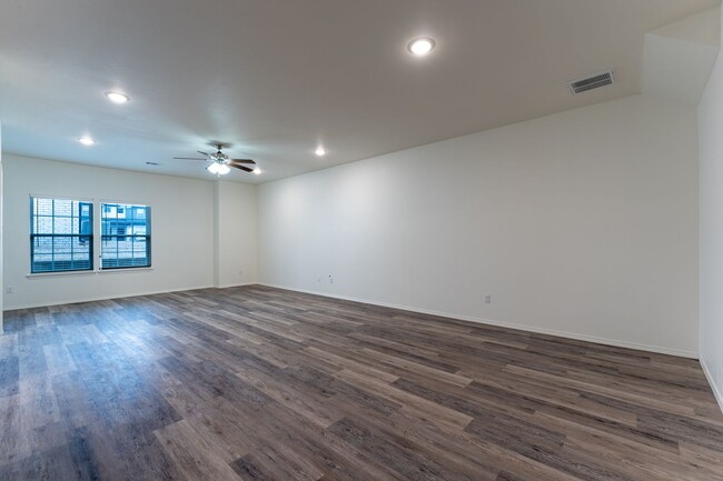 Building Photo - 4/4.5 Townhome!!