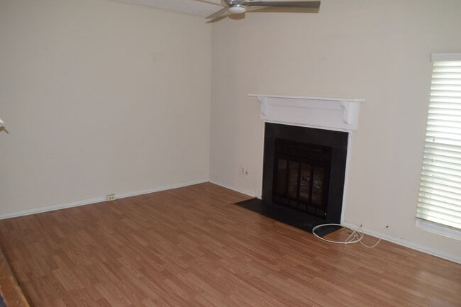 Building Photo - Great Bon Air Townhouse Convenient to ever...