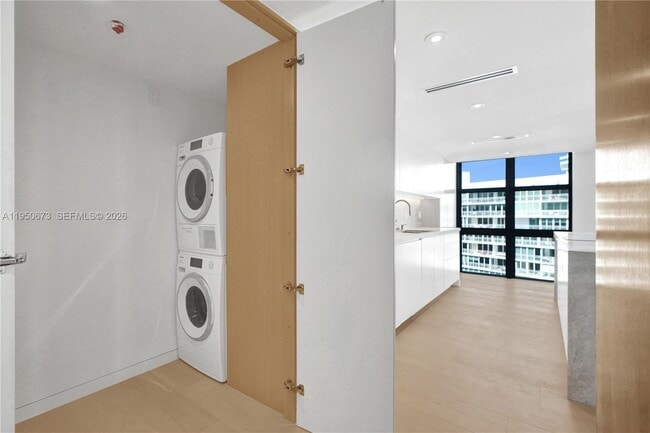 Building Photo - 1111 Crandon Blvd