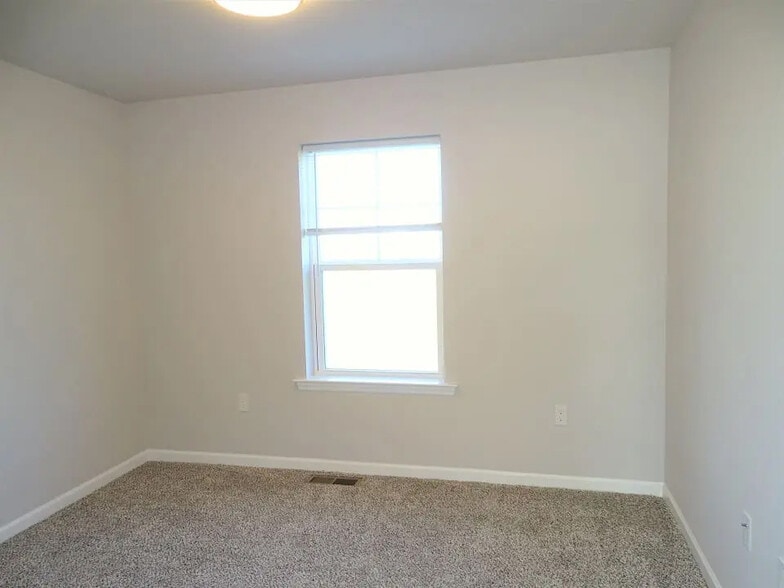 Building Photo - 10 Cobblestone Ct