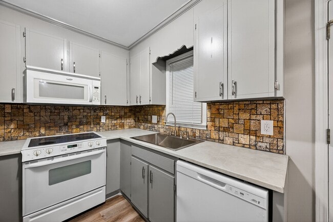 Building Photo - Two bedroom townhome in prime location!