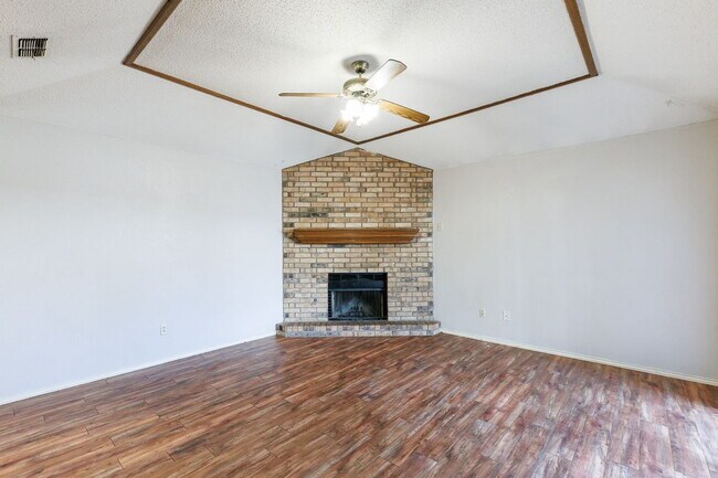 Building Photo - 2 Bedroom Duplex