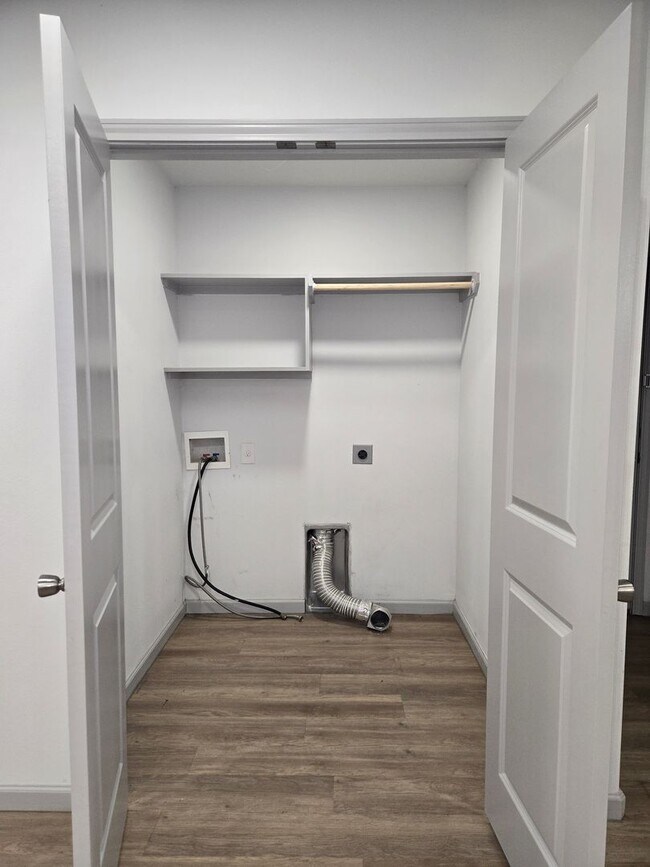 Building Photo - Spacious 4/3/2 Home with Modern Finishes and Great Location