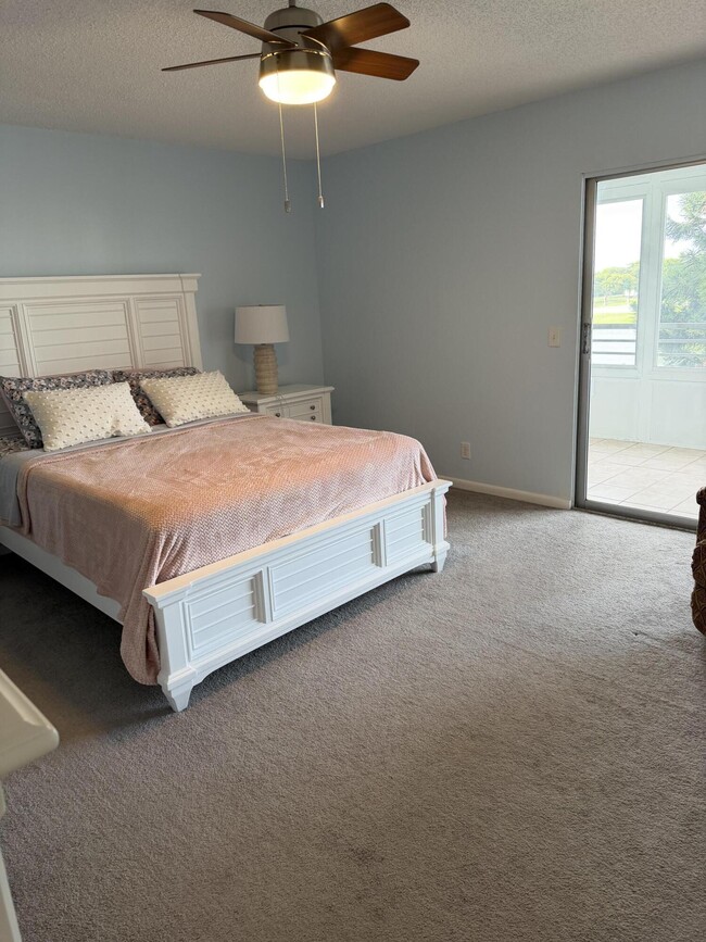 Building Photo - 3062 Ainslie Dr