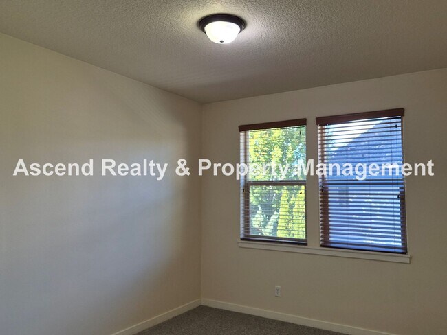 Building Photo - Available Immediately Minutes to Orenco Sh...