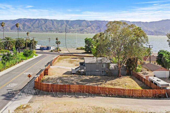Building Photo - Charming Upstairs 2 Bed/1 Bath Unit With F...