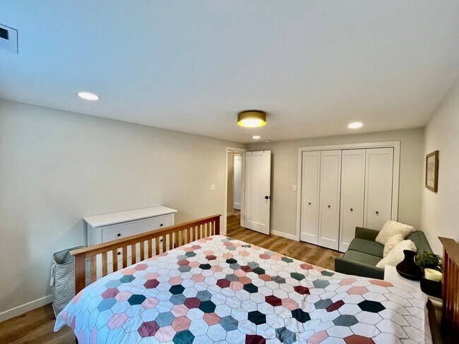 Building Photo - Spacious 5 Bed 3 Bath Home with In-Law Suite and huge yard in Olympic Hills