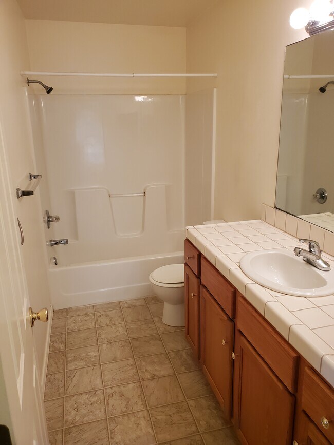 Building Photo - 512 Watson St