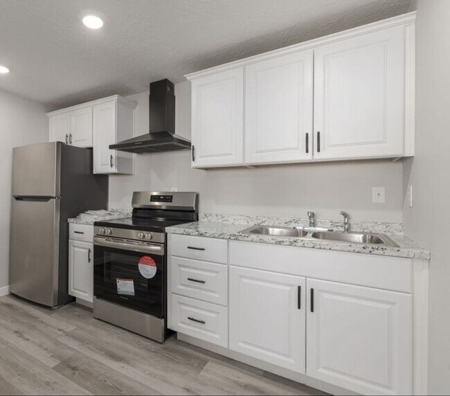 Building Photo - Springtree Gardens Condo