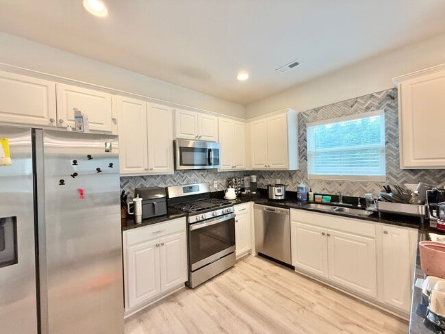 Building Photo - Modern 4BD, 2.5BA Knightdale Home with a F...
