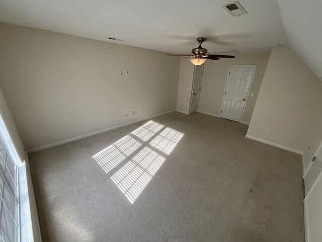 Building Photo - Beautiful 3 bed, 2.5 bath + Bonus room Loc...