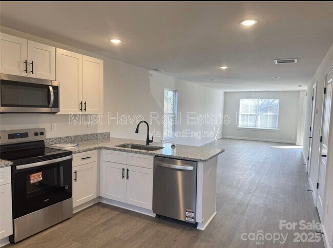 Building Photo - 117 3rd Ave SE