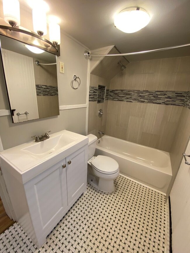 Building Photo - Large Renovated Home on the Hill with Garage!!