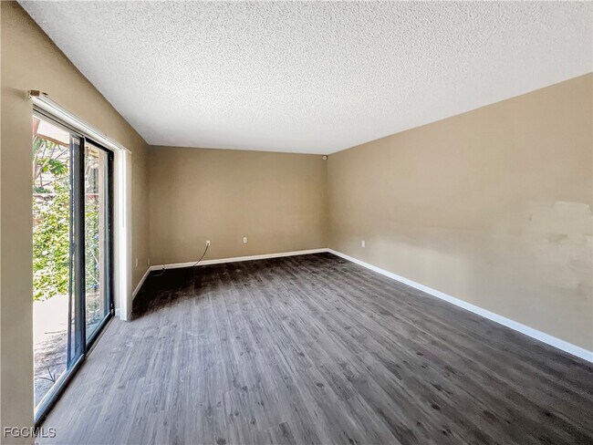 Building Photo - 5241 Cedarbend Dr