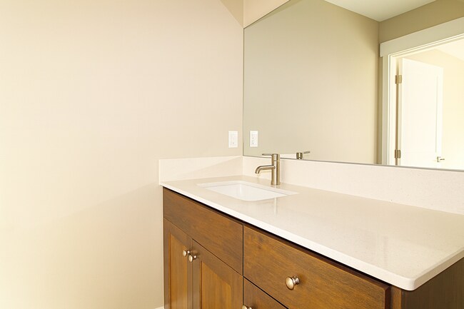 Building Photo - Your Bend Retreat: Spacious Townhouse with...