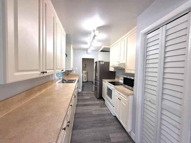 Building Photo - 16394 Pimlico Dr E